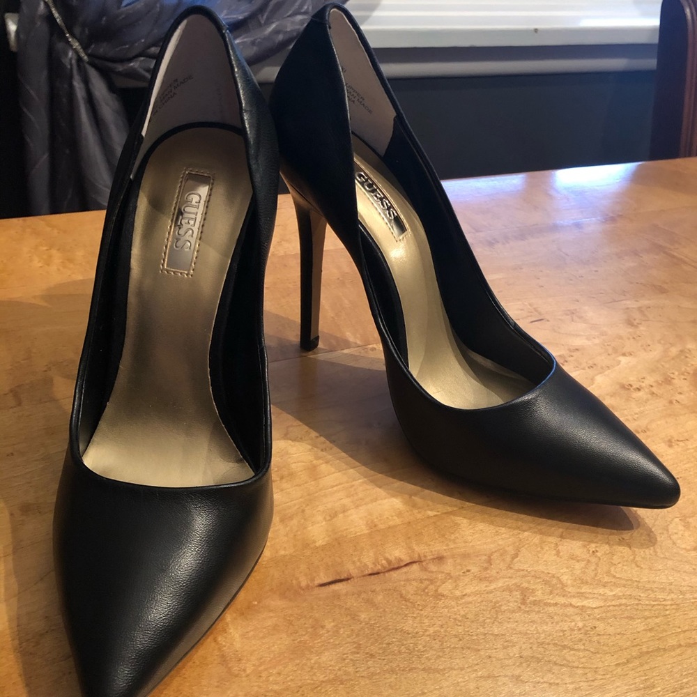 Guess Pumps